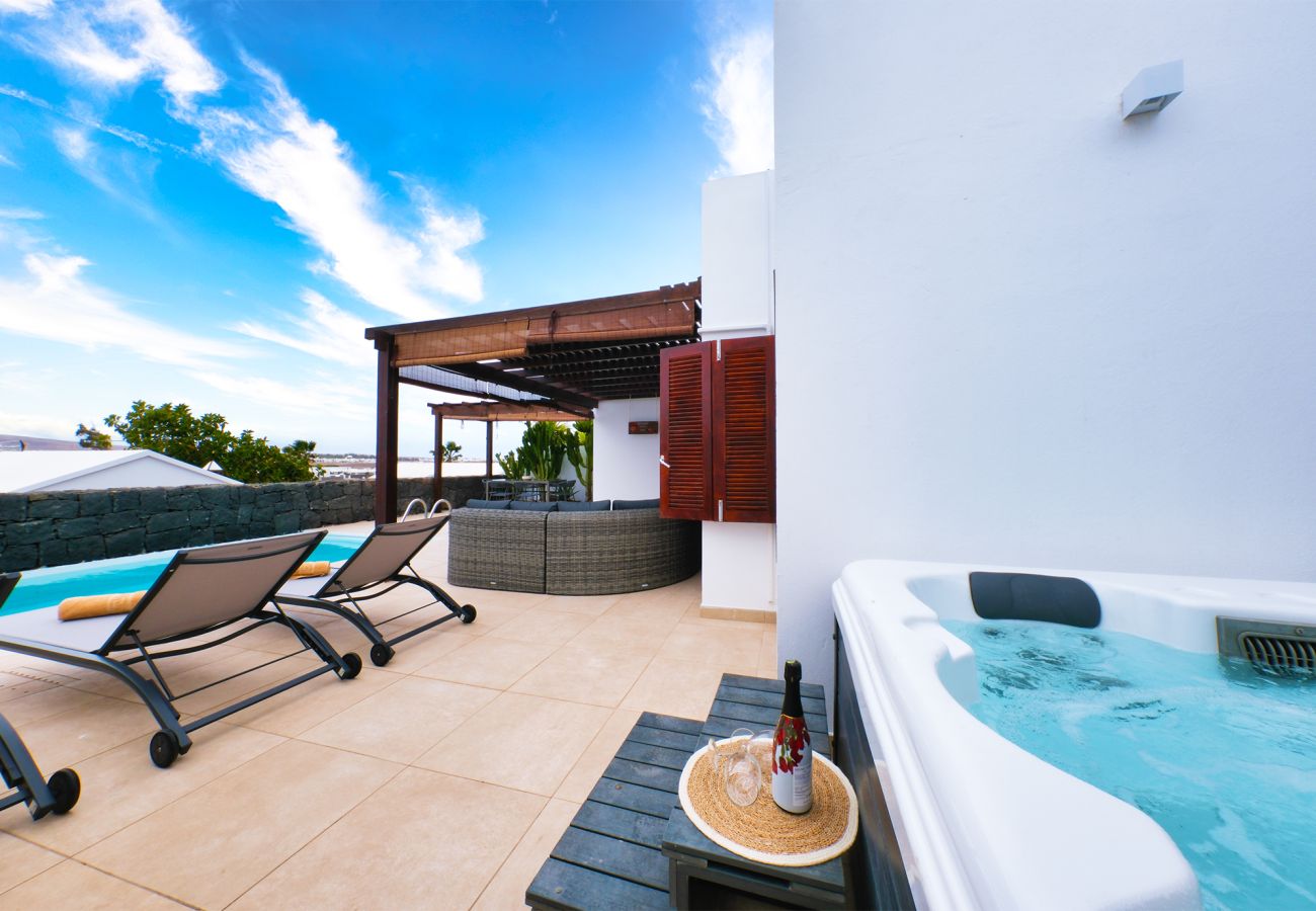 Ferienhaus in Playa Blanca - Villa Malolo-privater Pool und Whirlpool