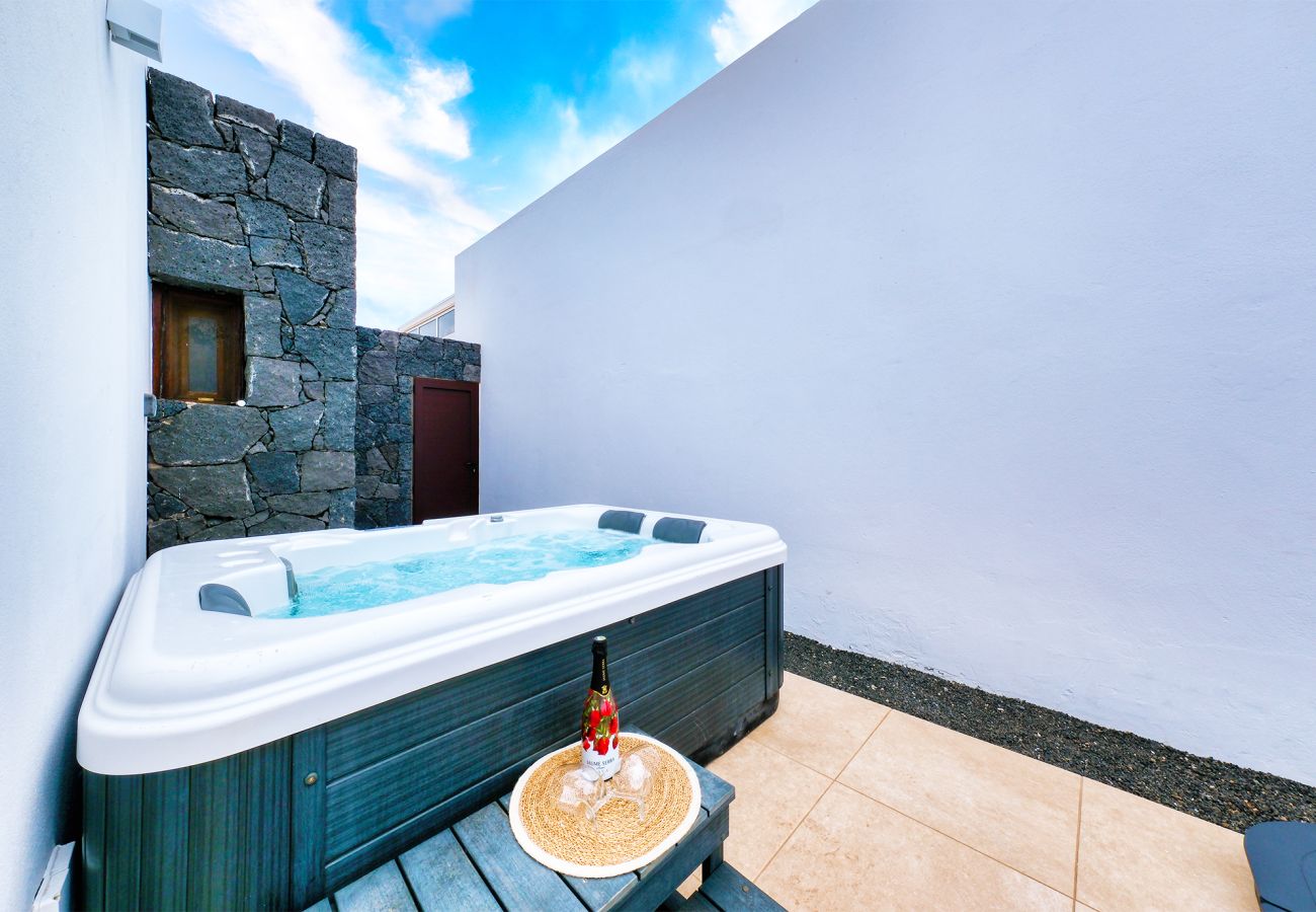 Ferienhaus in Playa Blanca - Villa Malolo-privater Pool und Whirlpool