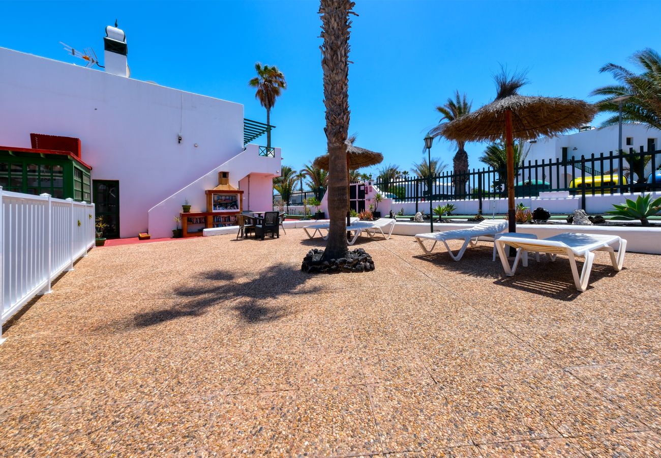 Ferienhaus in Puerto del Carmen - Vela Azul POOL & TENNIS - free AC &Good WIFI- Smart TV