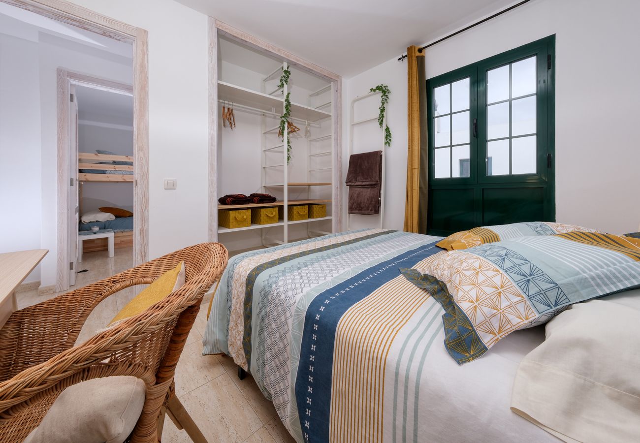 Zimmeranmietung in Costa Teguise - Zimmer mit Doppelbett und Gemeinschaftsbad