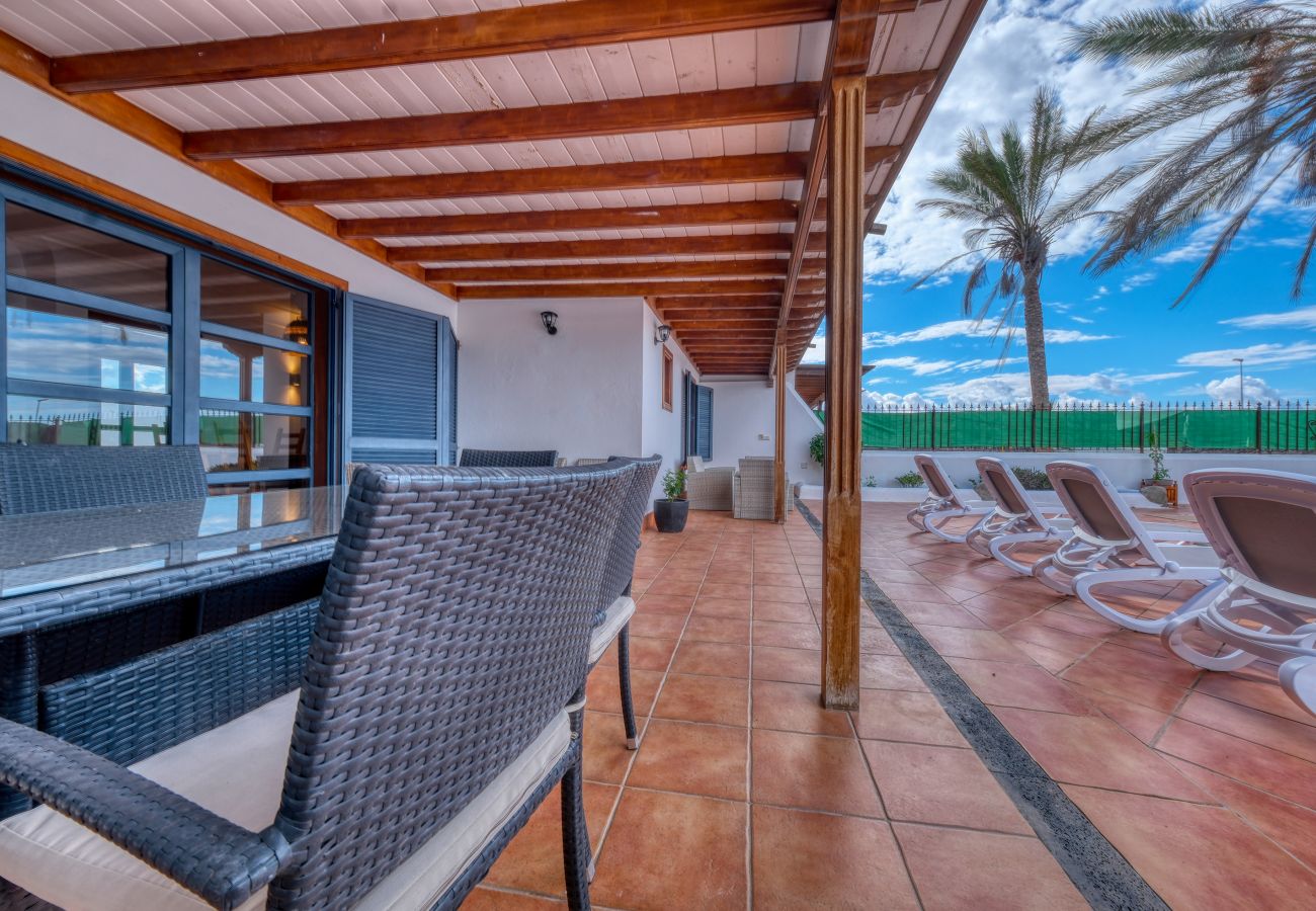 Ferienhaus in Playa Blanca - Villa Arena Blanca with Private Pool and BBQ