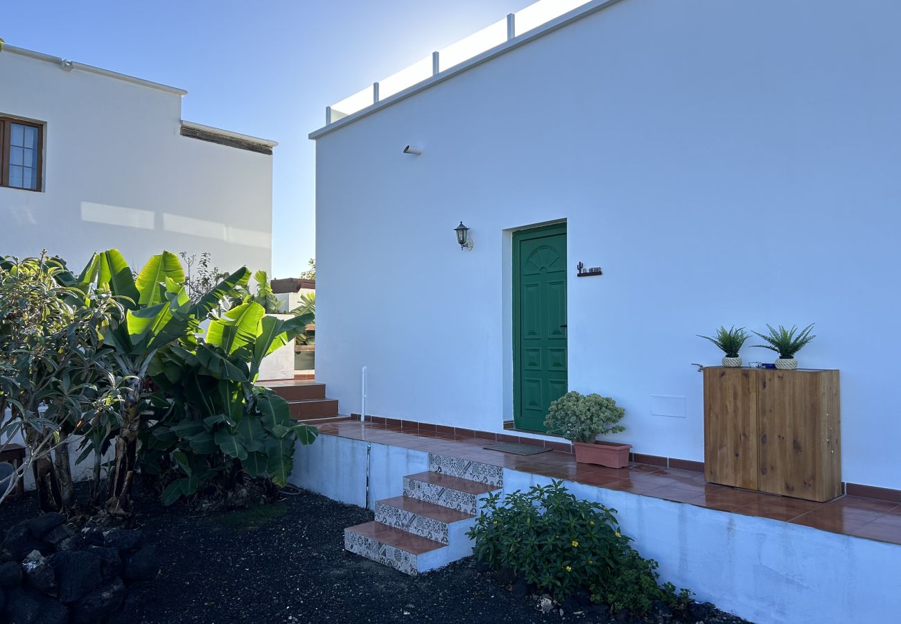 Ferienhaus in Tinajo - NoPasaNada: apartmento privado el Hierro, vistas al jardín