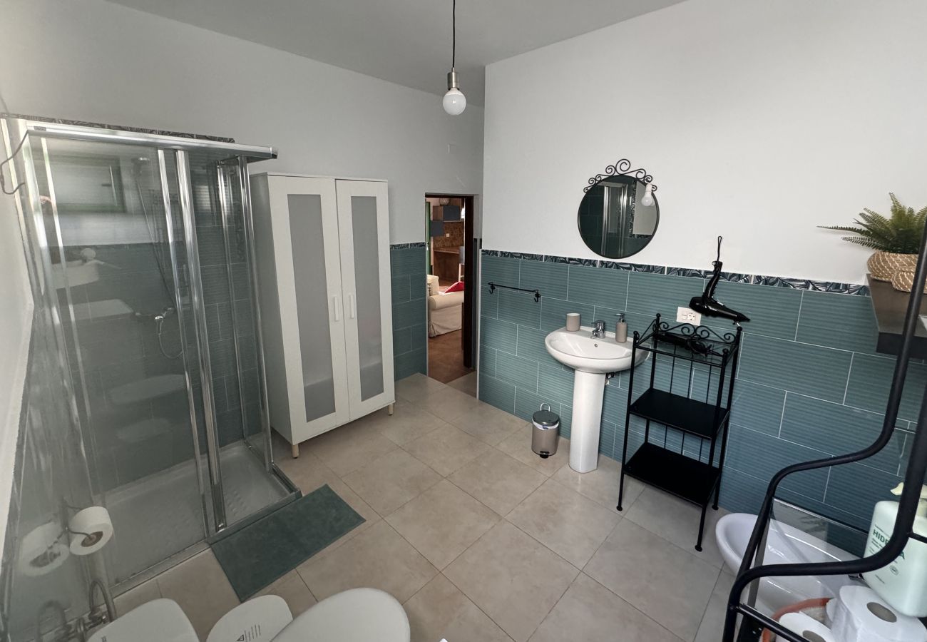 Ferienhaus in Tinajo - NoPasaNada: apartmento privado el Hierro, vistas al jardín