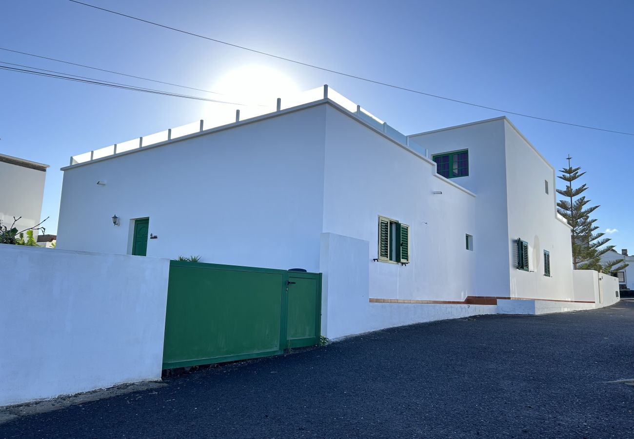 Ferienhaus in Tinajo - NoPasaNada: apartmento privado el Hierro, vistas al jardín