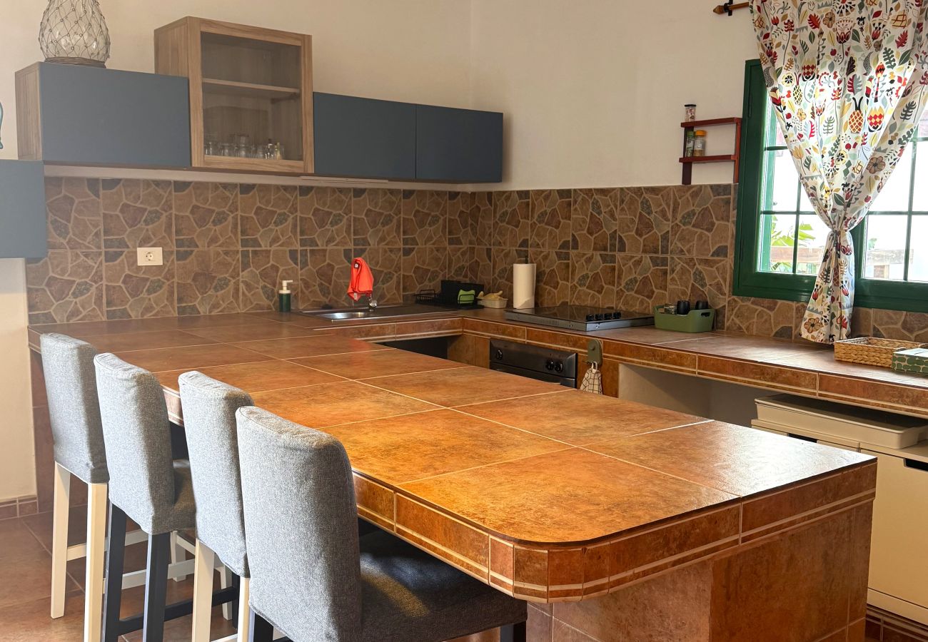 Ferienhaus in Tinajo - NoPasaNada: apartmento privado el Hierro, vistas al jardín