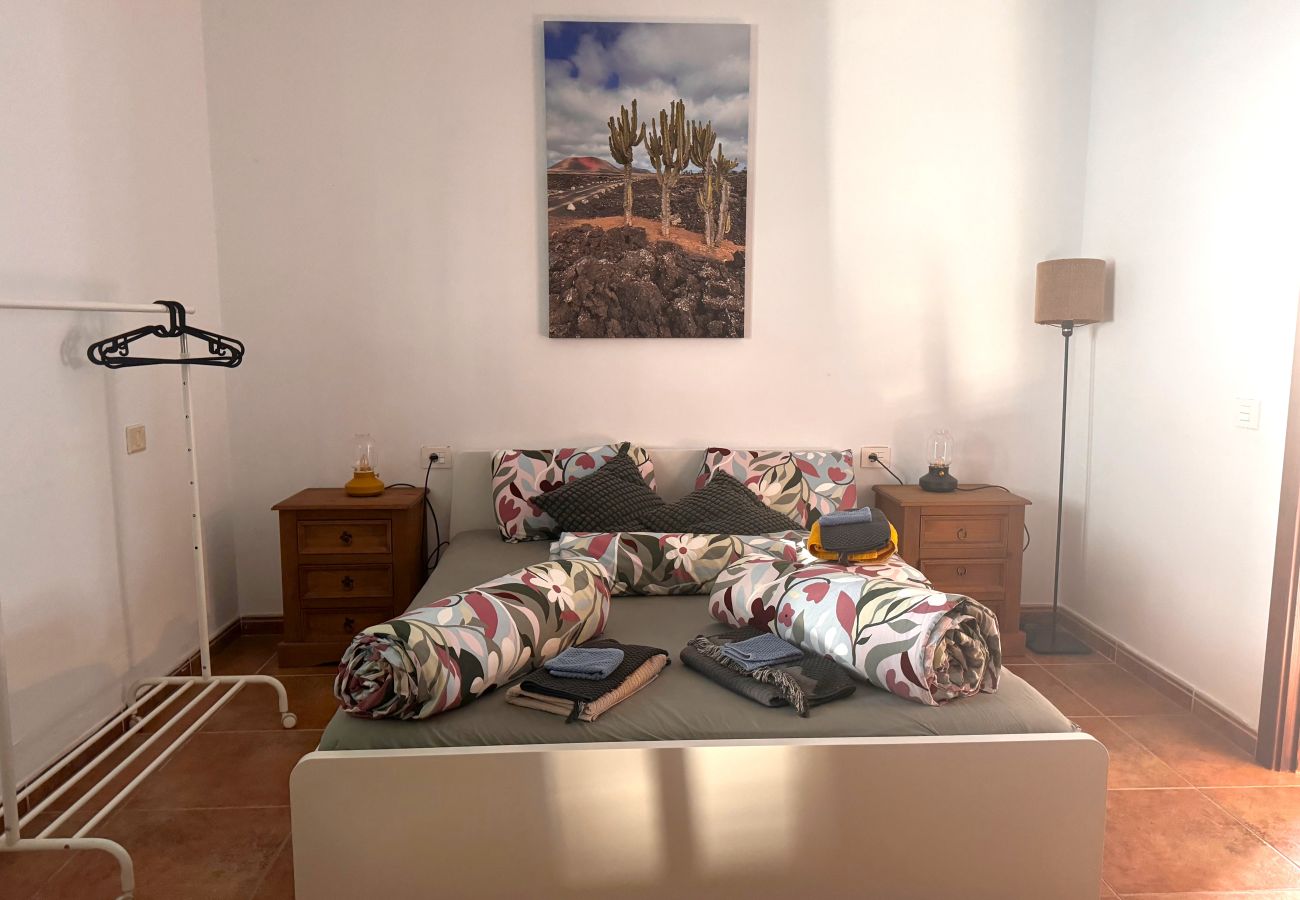 Ferienhaus in Tinajo - NoPasaNada: apartmento privado el Hierro, vistas al jardín