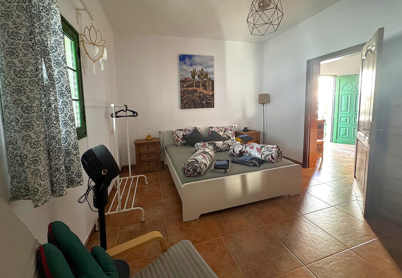 Ferienhaus in Tinajo - NoPasaNada: apartmento privado el Hierro, vistas al jardín