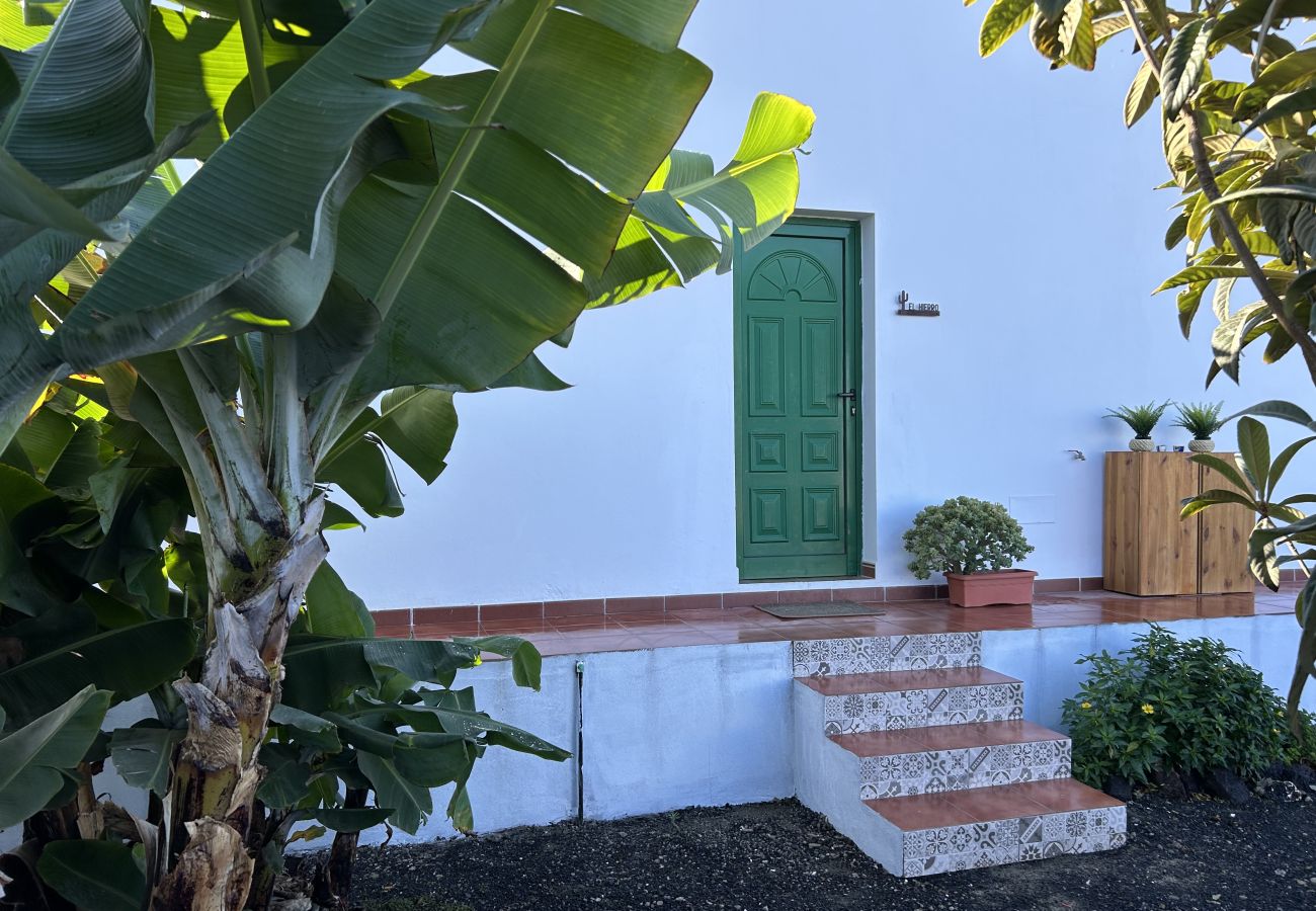 Ferienhaus in Tinajo - NoPasaNada: apartmento privado el Hierro, vistas al jardín