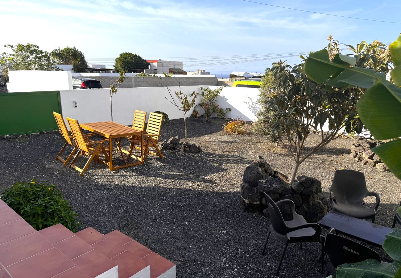 Ferienhaus in Tinajo - NoPasaNada: apartmento privado el Hierro, vistas al jardín