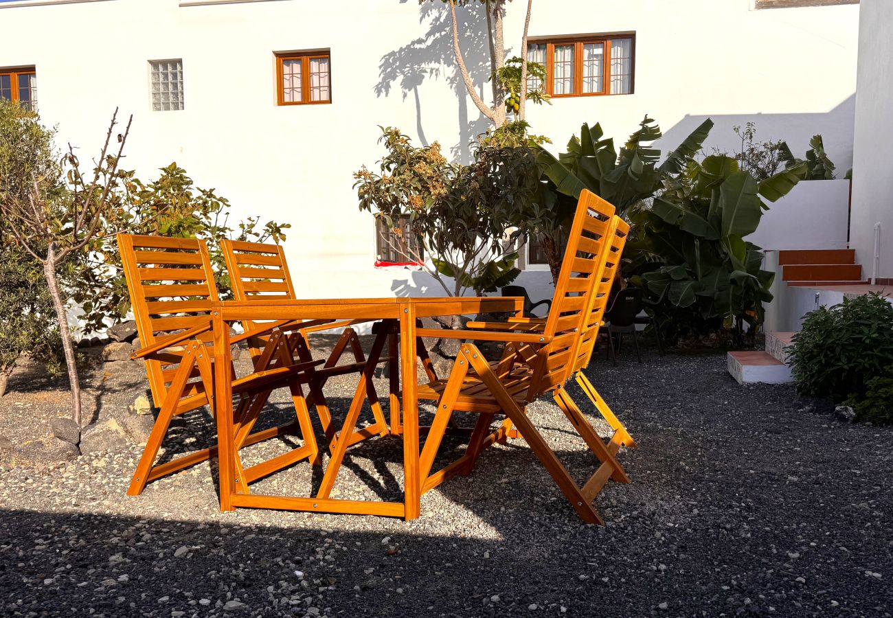 Ferienhaus in Tinajo - NoPasaNada: apartmento privado el Hierro, vistas al jardín