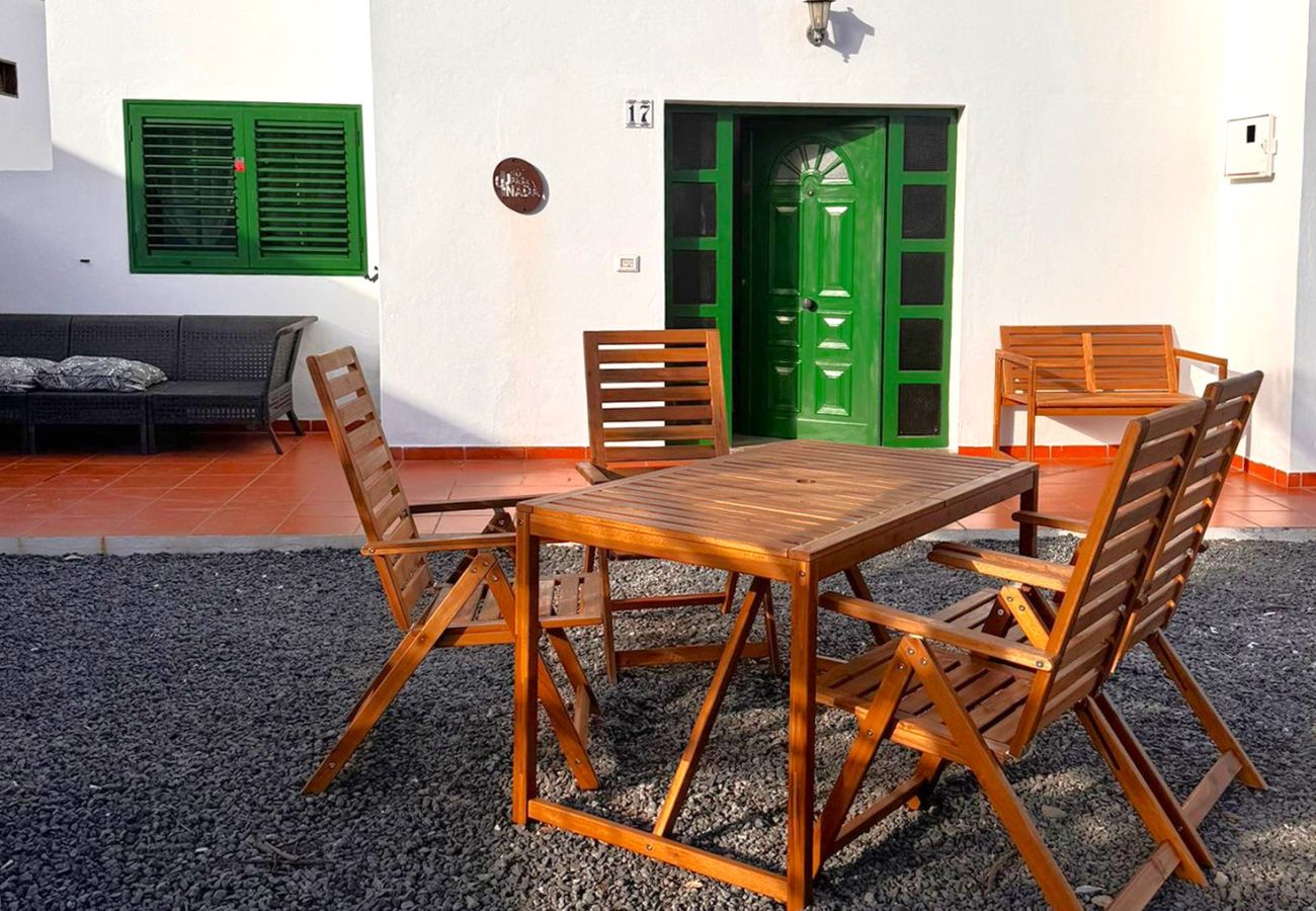 Zimmeranmietung in Tinajo - Casa NoPasaNada: habitación La Gomera con baño privado exterior