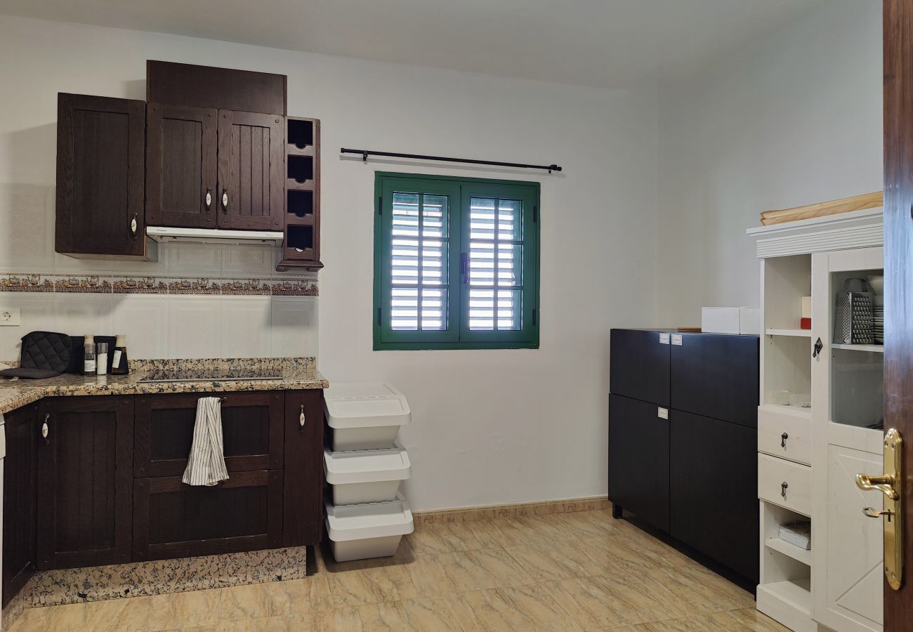 Zimmeranmietung in Tinajo - Casa NoPasaNada: habitación La Gomera con baño privado exterior