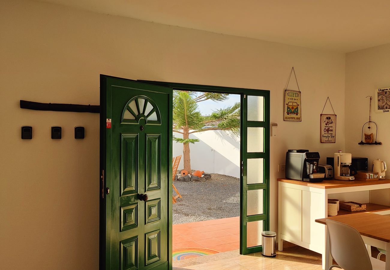 Zimmeranmietung in Tinajo - Casa NoPasaNada: habitación La Gomera con baño privado exterior