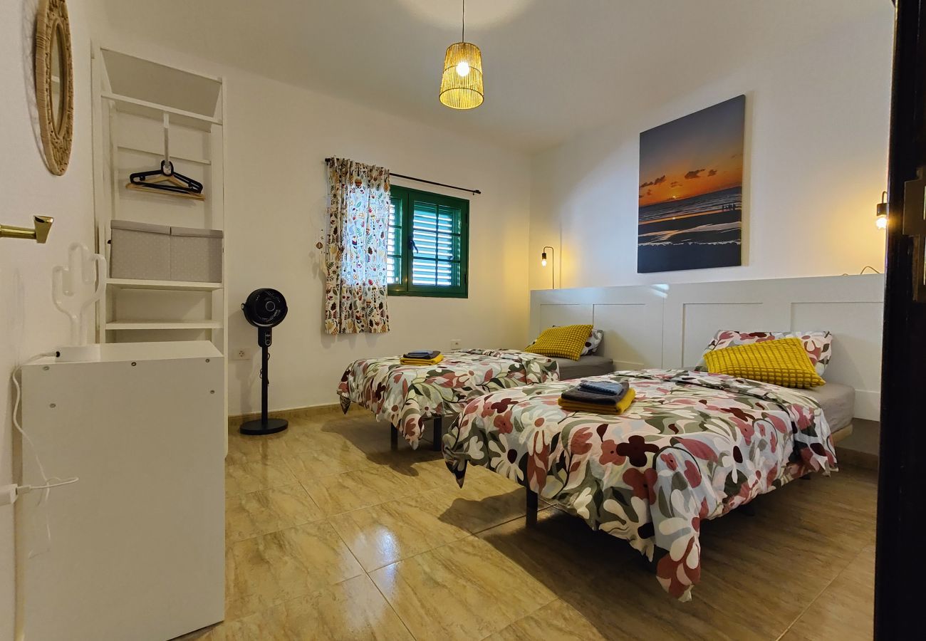 Zimmeranmietung in Tinajo - Casa NoPasaNada: habitación La Gomera con baño privado exterior