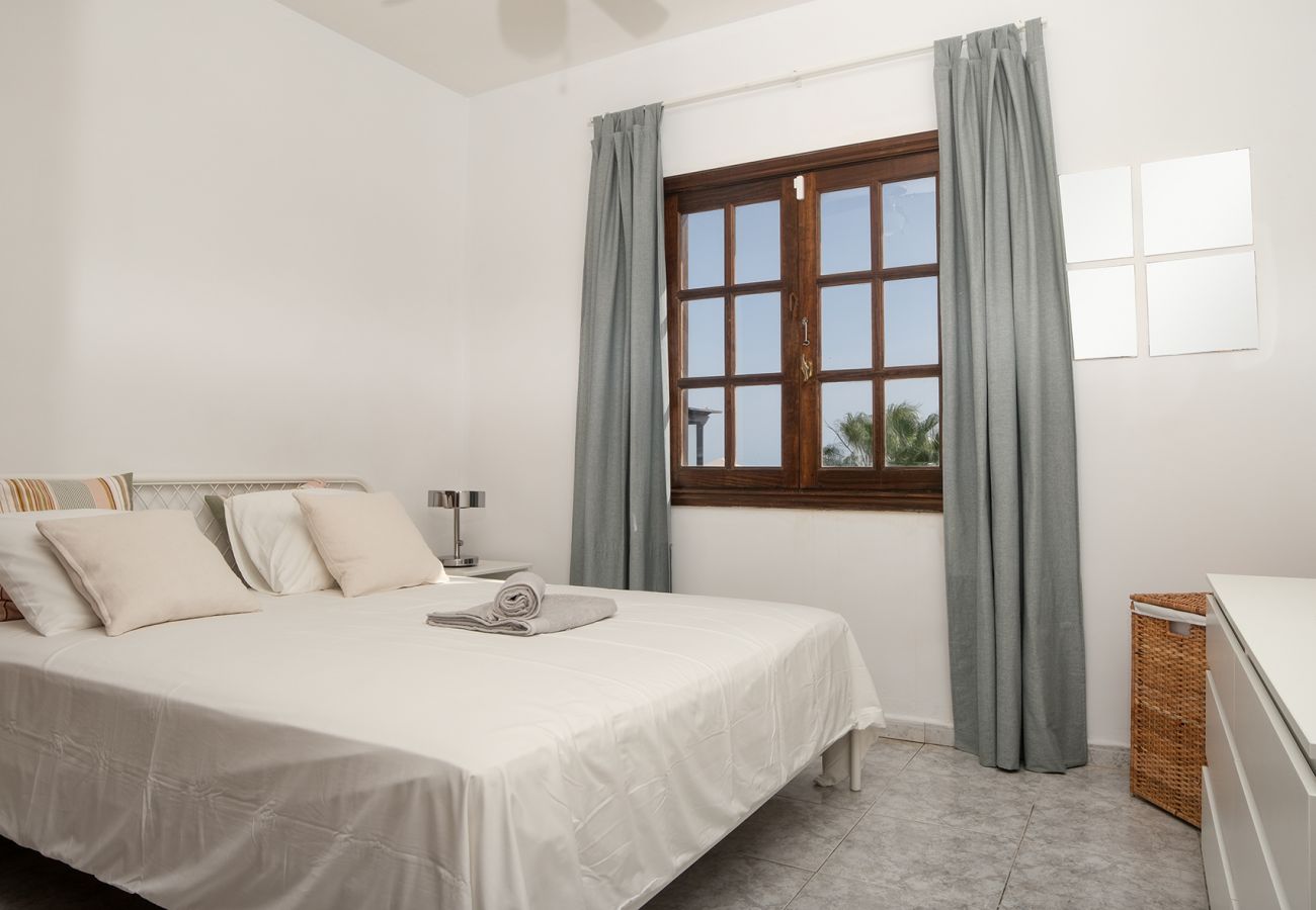 House in Costa Teguise - Casa Atlantida - Quiet house with balcony and double bed and fast Wifi 