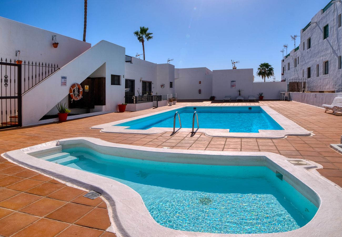 House in Puerto del Carmen - Sea Waves Lanzarote - Large terrace, community pool, WiFi with fiber