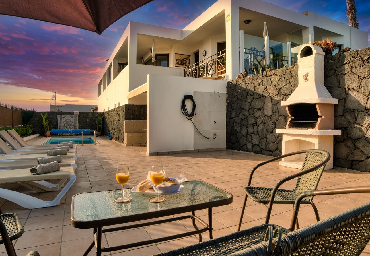 House in Playa Blanca - Casa Efesto - 3-bedroom holiday home with pool, terrace and views of Fuerteventura