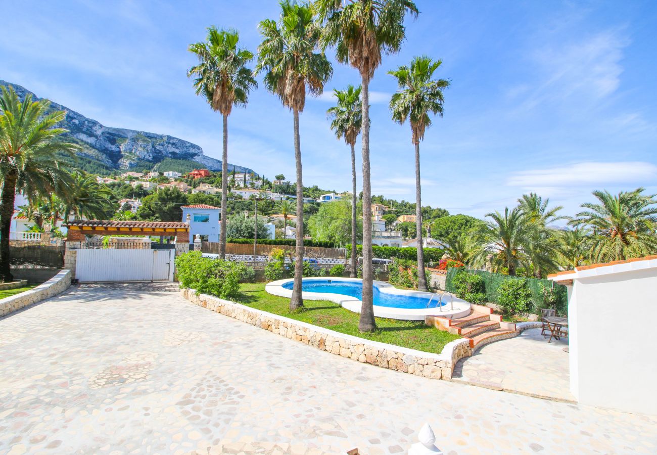 Villa in Denia - Large villa in Montgó with pool