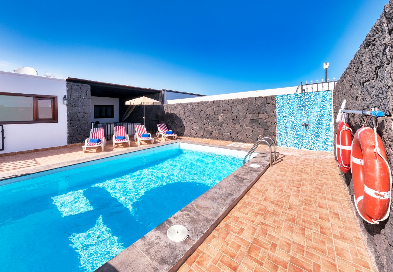 Villa in Playa Blanca - Villa Aurelia. Private pool, jacuzzi, solarium and BBQ area