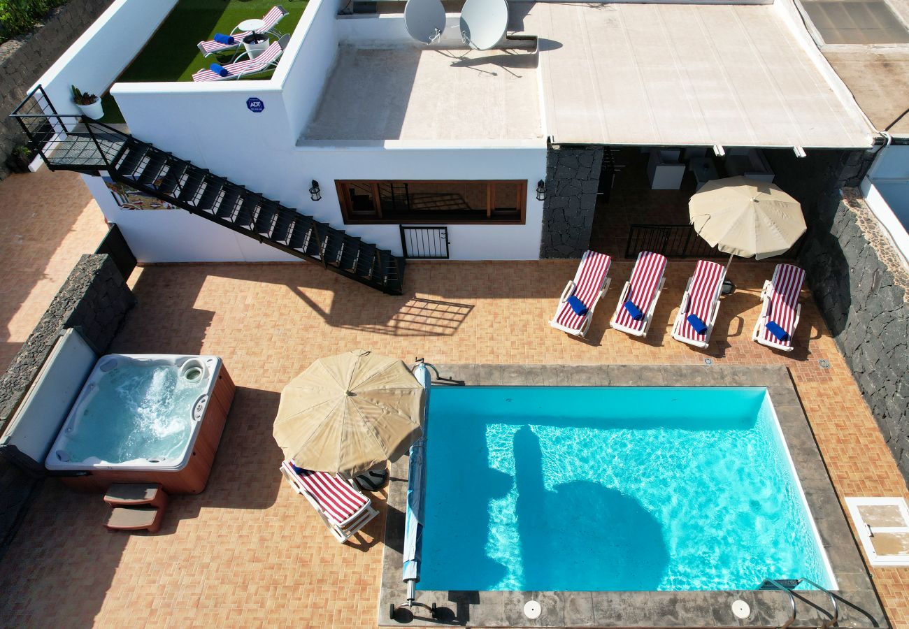 Villa in Playa Blanca - Villa Aurelia. Private pool, jacuzzi, solarium and BBQ area