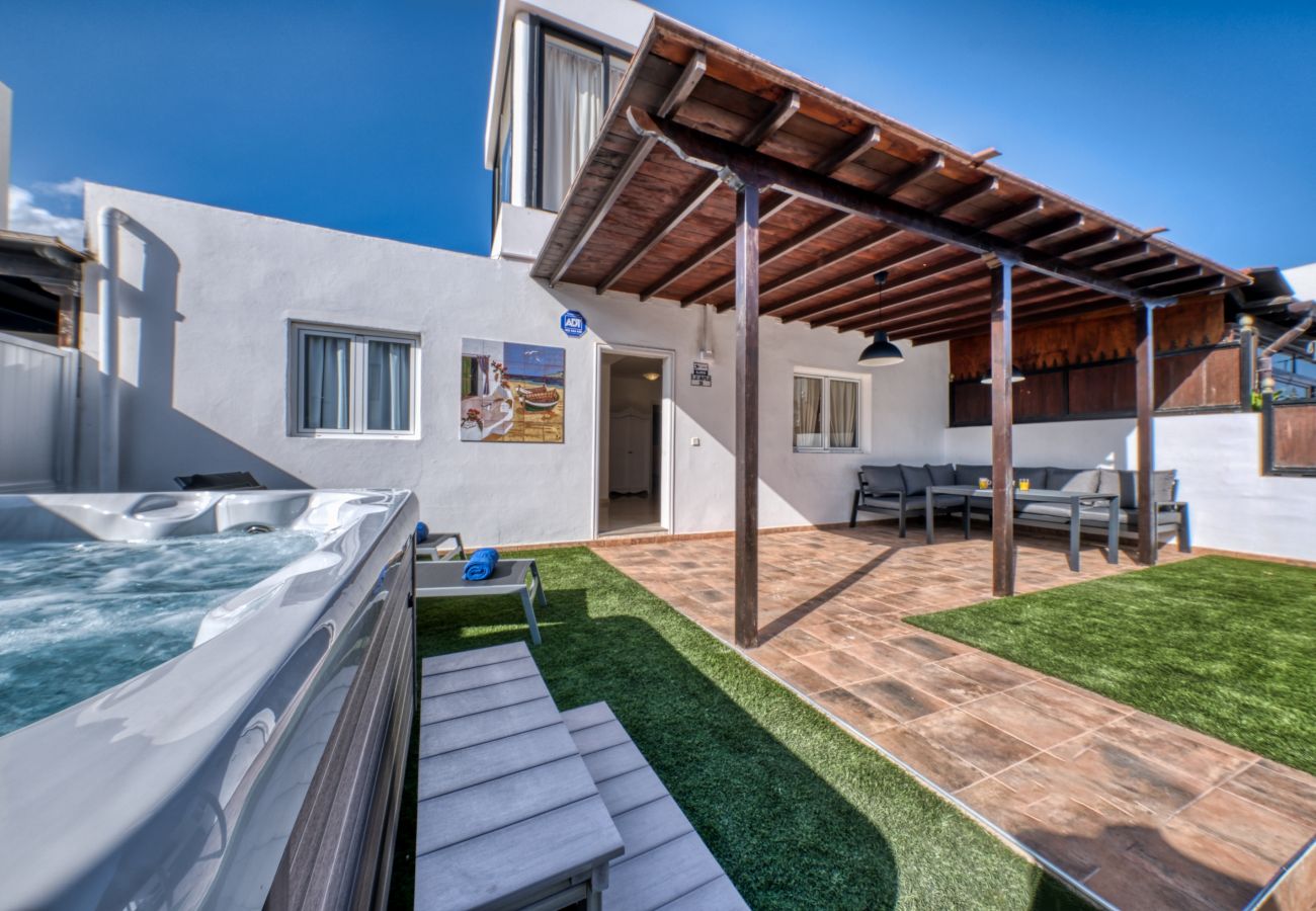 Villa in Puerto del Carmen - Villa Flaminia with jacuzzi and 400m from the beach