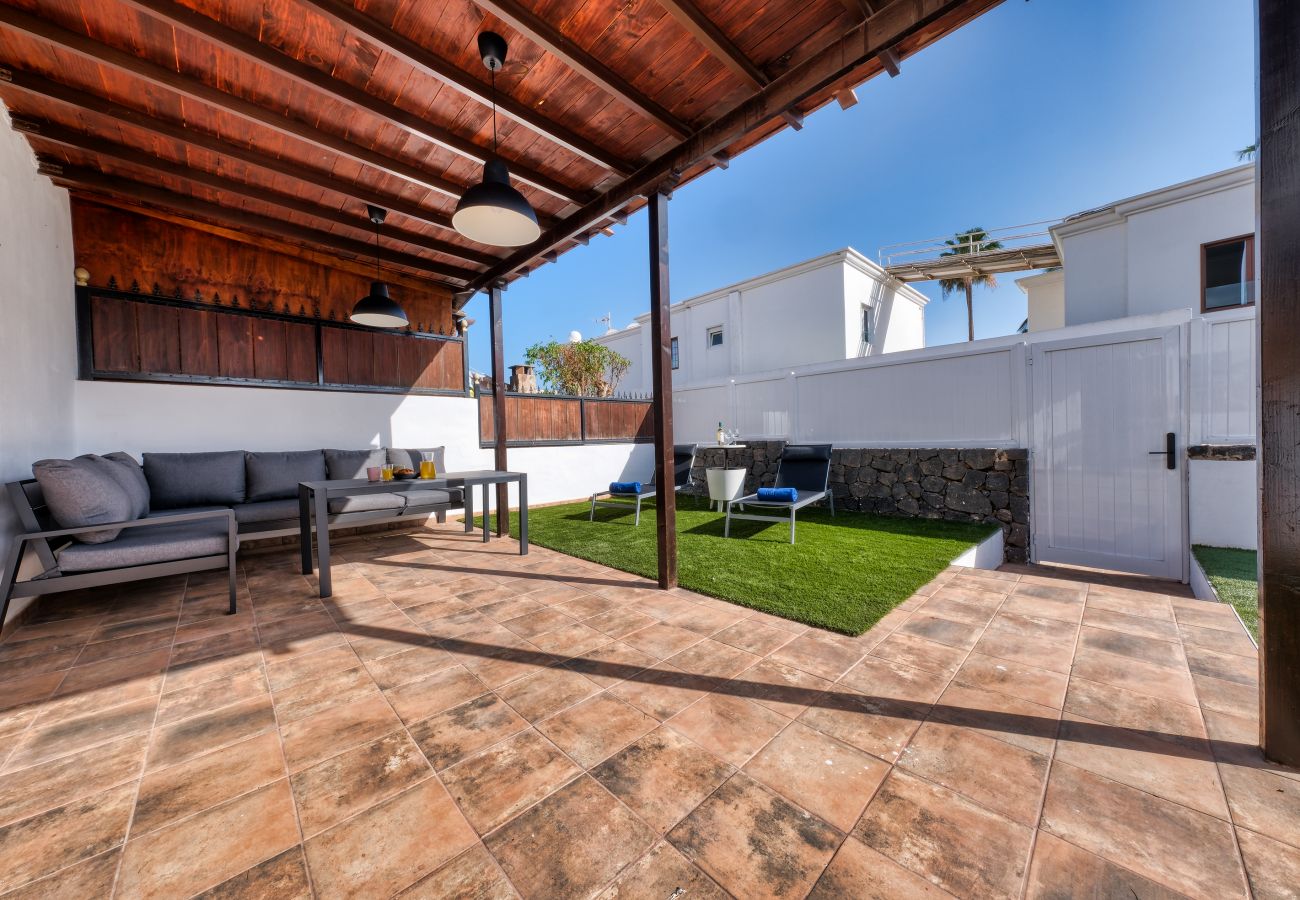 Villa in Puerto del Carmen - Villa Flaminia with jacuzzi and 400m from the beach