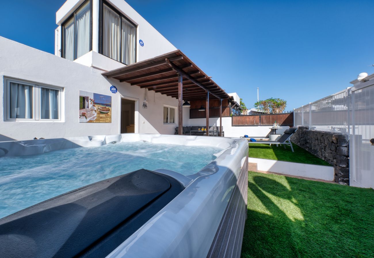 Villa in Puerto del Carmen - Villa Flaminia with jacuzzi and 400m from the beach