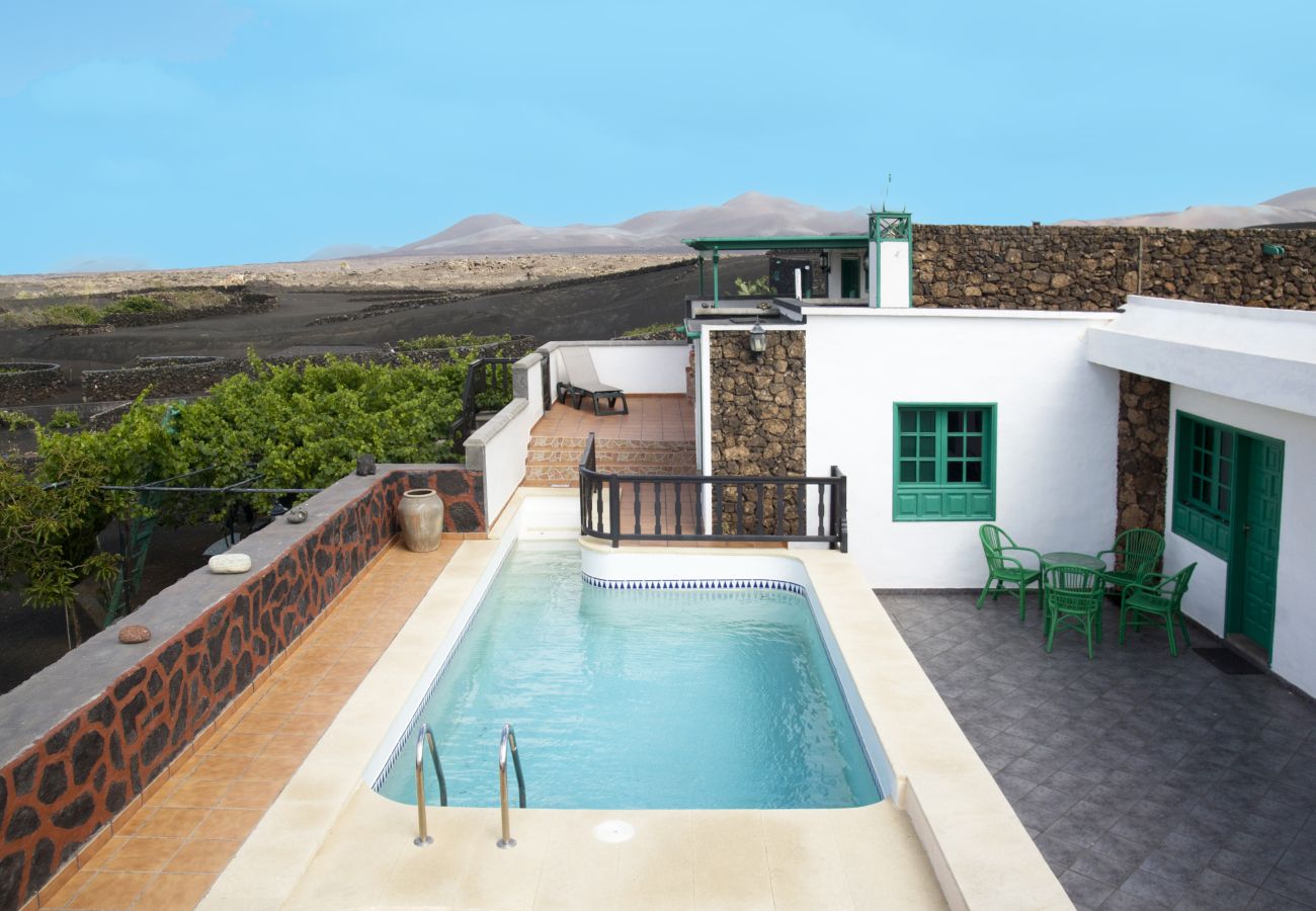 House in Yaiza - Casa Diama 1: view of La Geria and shared swimming pool 