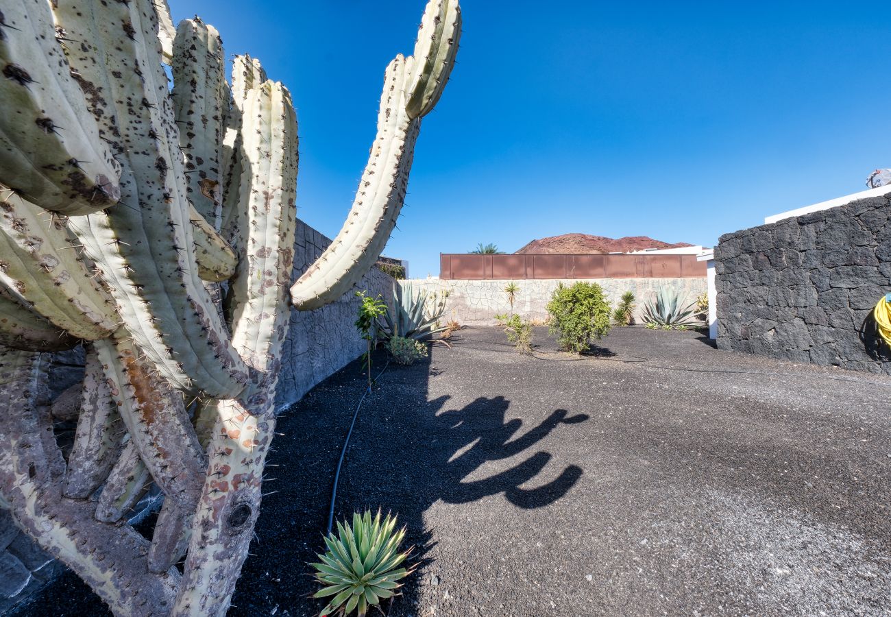 House in Playa Blanca - Blue Waves House private heated pool, BBQ, bycicles