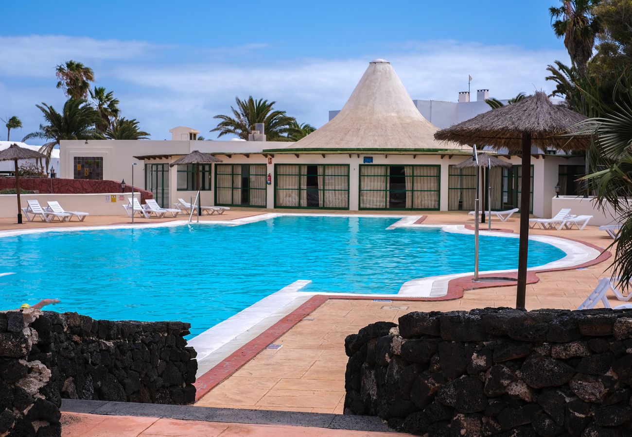 House in Costa Teguise - Luxury bungalow next to the beach promenade-Playa Roca