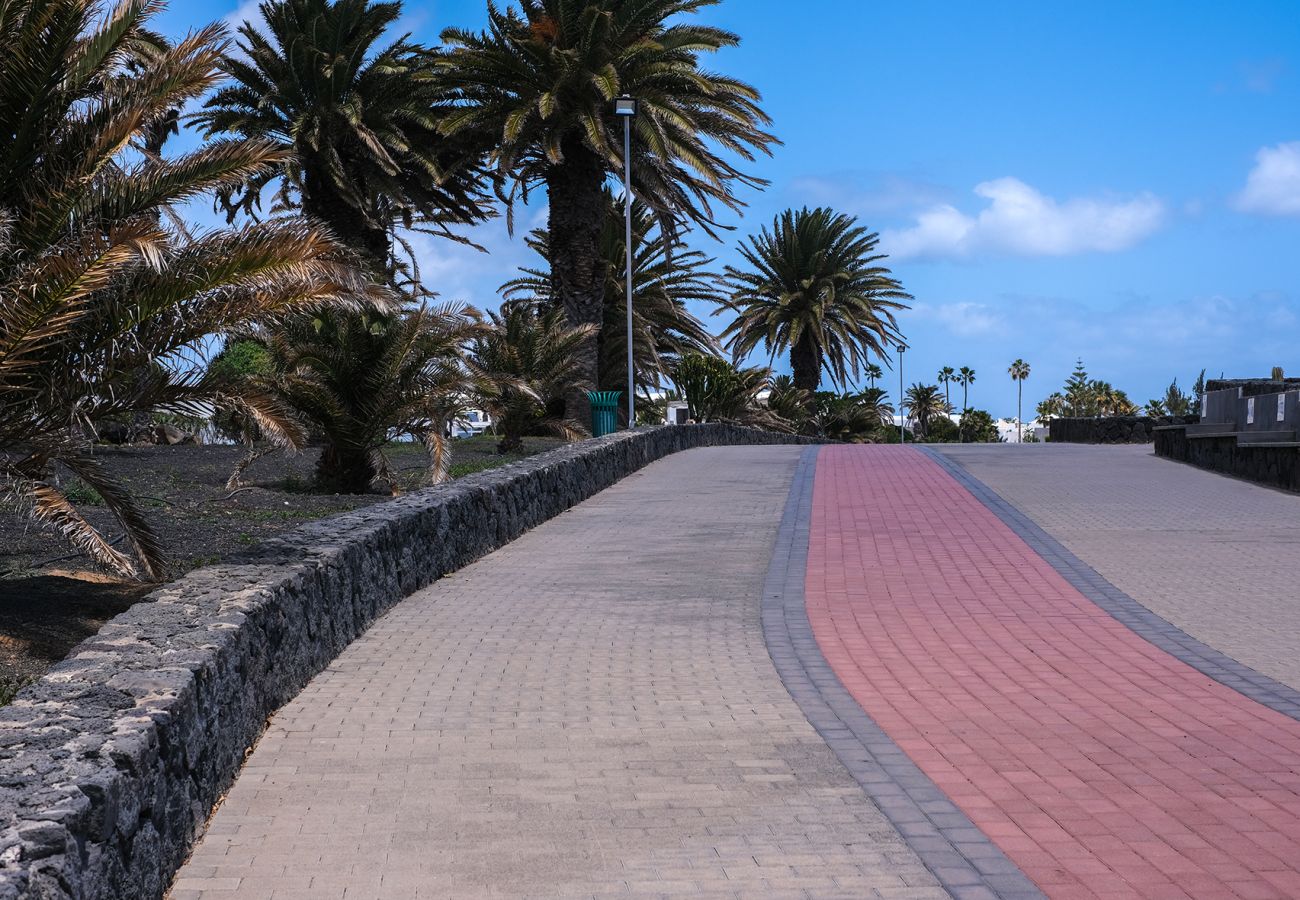 House in Costa Teguise - Luxury bungalow next to the beach promenade-Playa Roca