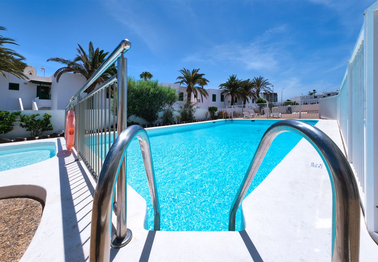 House in Puerto del Carmen - Casa Emilia-close to all amenities and beach