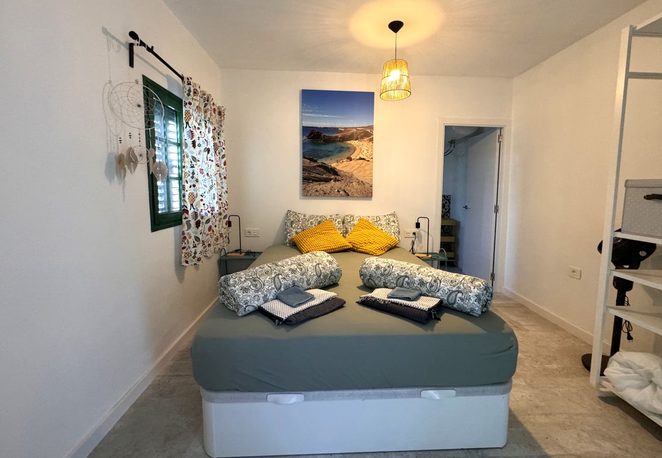 Rent by room in Tinajo - Casa NoPasaNada: habitación La Palma con baño privado 