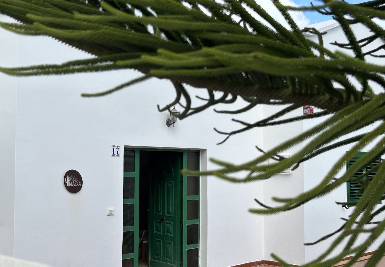 Rent by room in Tinajo - Casa NoPasaNada: habitación La Gomera con baño privado exterior