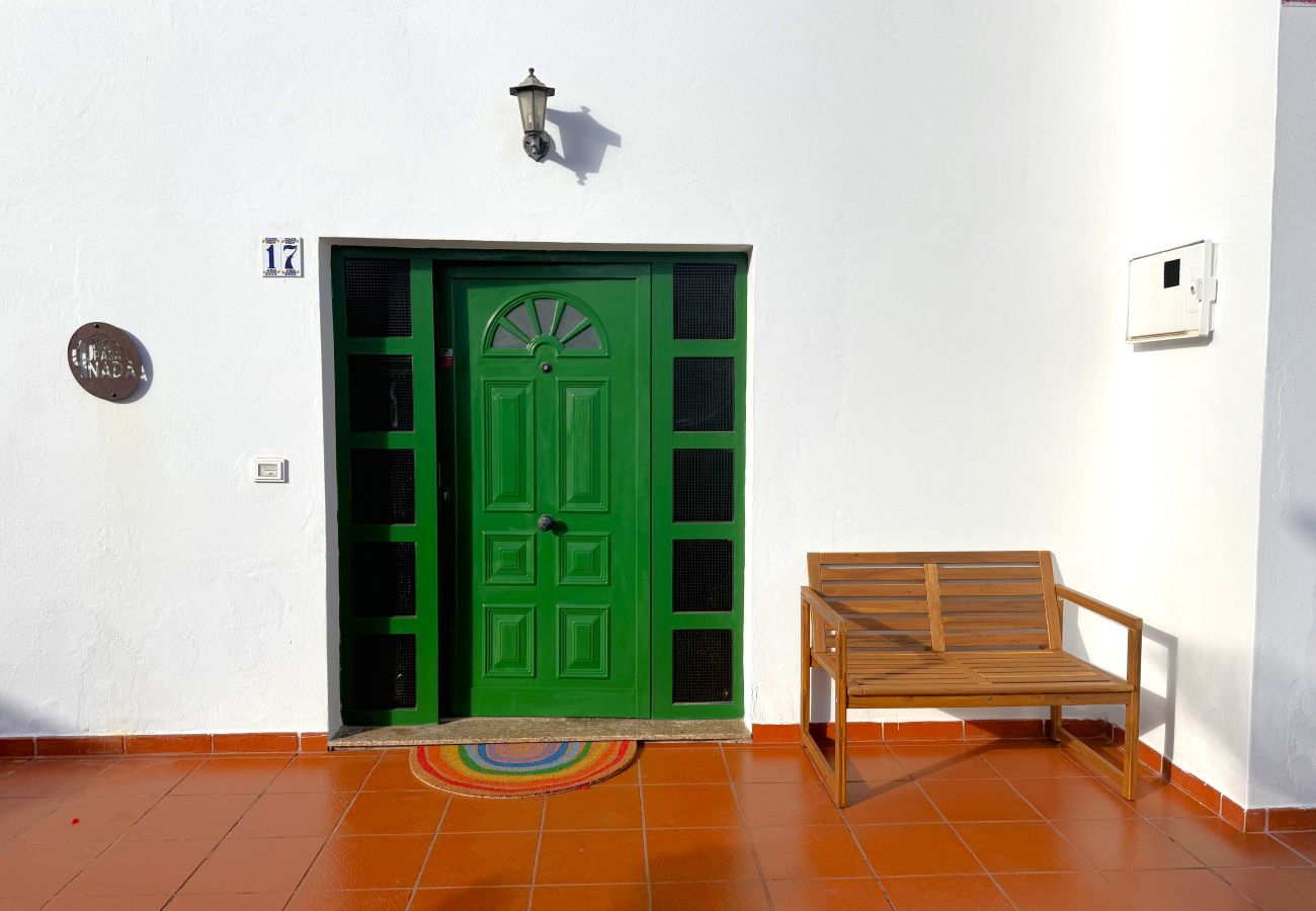 Rent by room in Tinajo - Casa NoPasaNada: habitación La Gomera con baño privado exterior