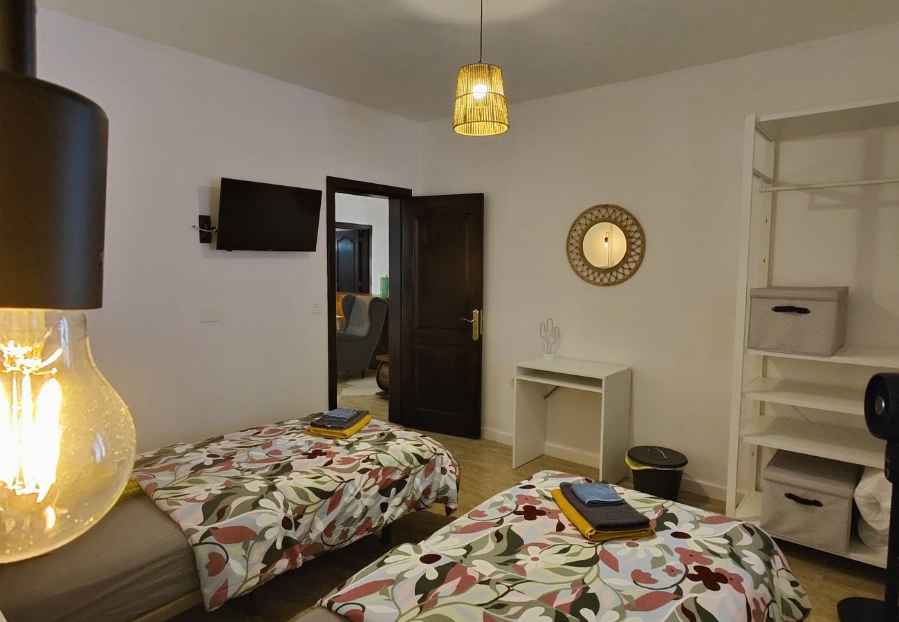 Rent by room in Tinajo - Casa NoPasaNada: habitación La Gomera con baño privado exterior