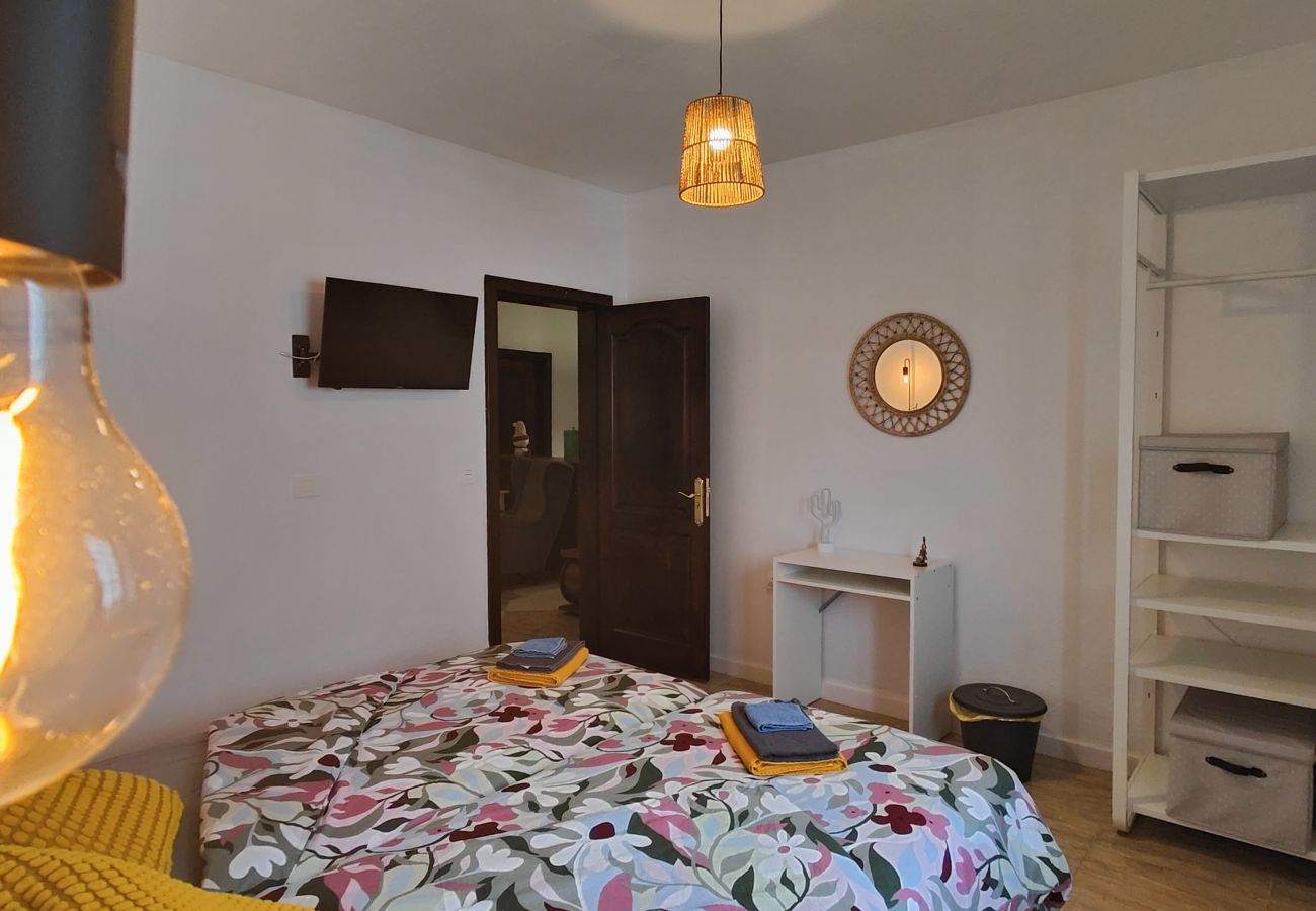 Rent by room in Tinajo - Casa NoPasaNada: habitación La Gomera con baño privado exterior