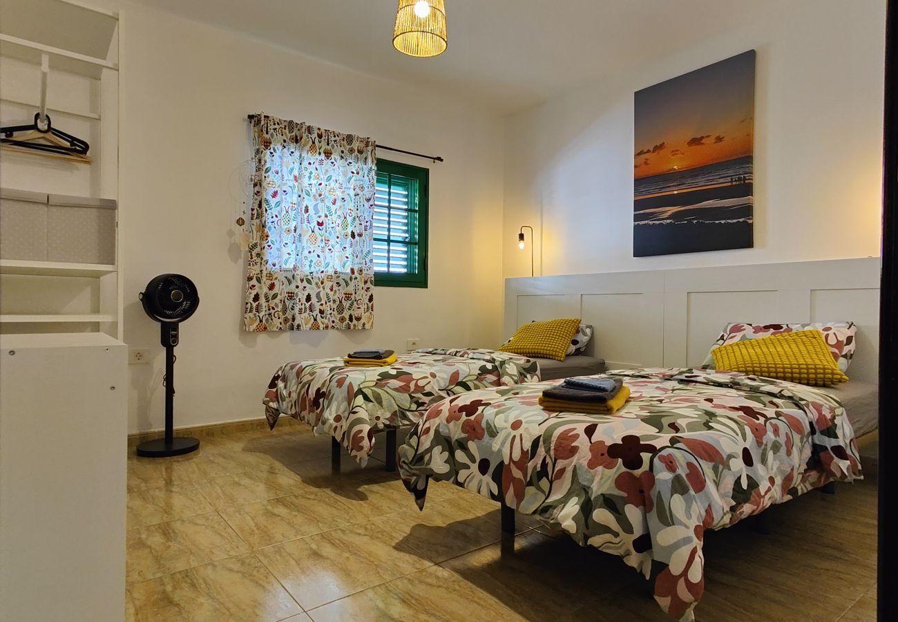 Rent by room in Tinajo - Casa NoPasaNada: habitación La Gomera con baño privado exterior