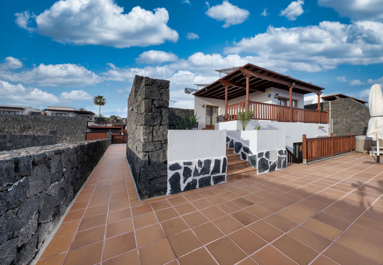 Villa à Playa Blanca - Villa Flavia, piscine privée, jacuzzi, salle de jeux et vue sur la mer. ECO