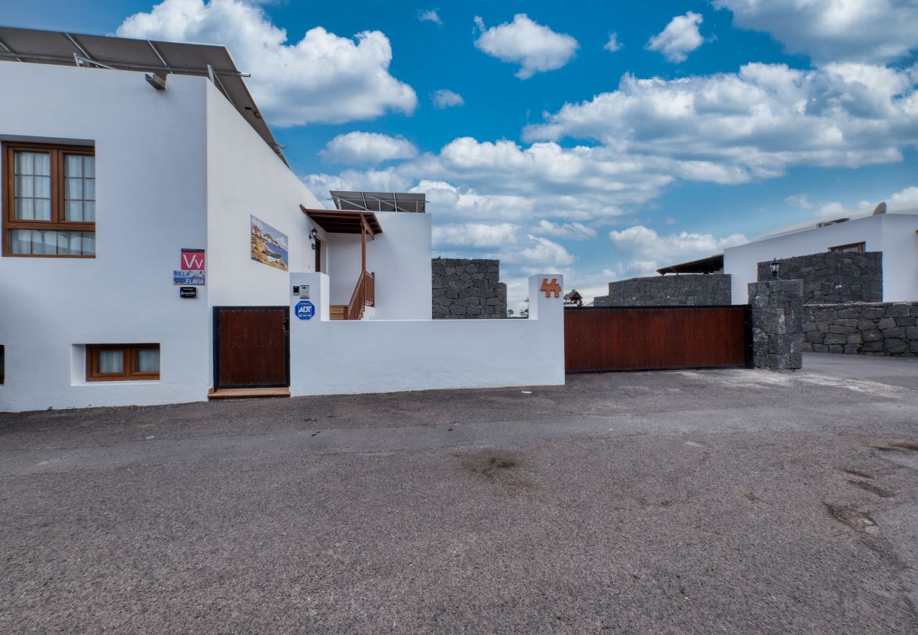 Villa à Playa Blanca - Villa Flavia, piscine privée, jacuzzi, salle de jeux et vue sur la mer. ECO