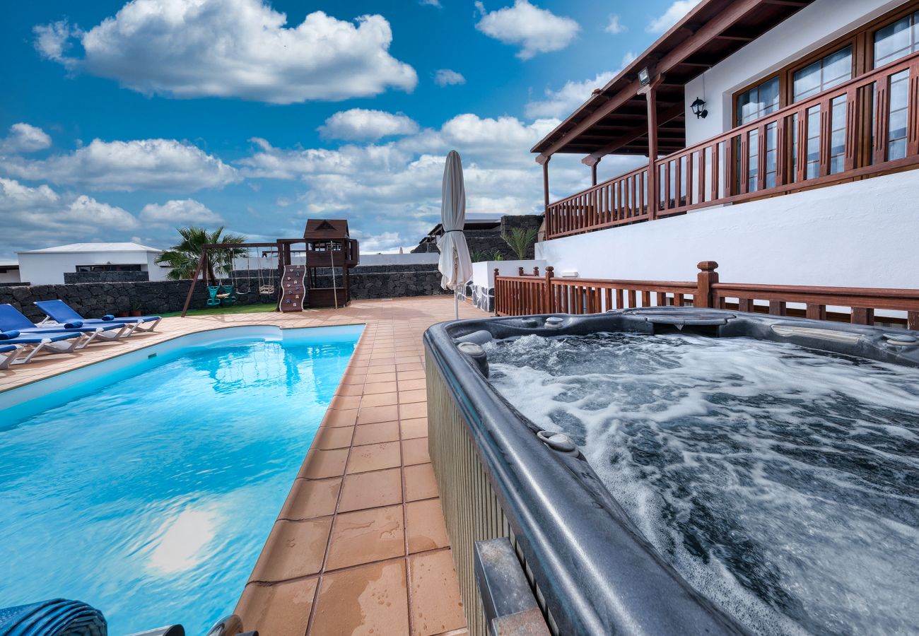 Villa à Playa Blanca - Villa Flavia, piscine privée, jacuzzi, salle de jeux et vue sur la mer. ECO