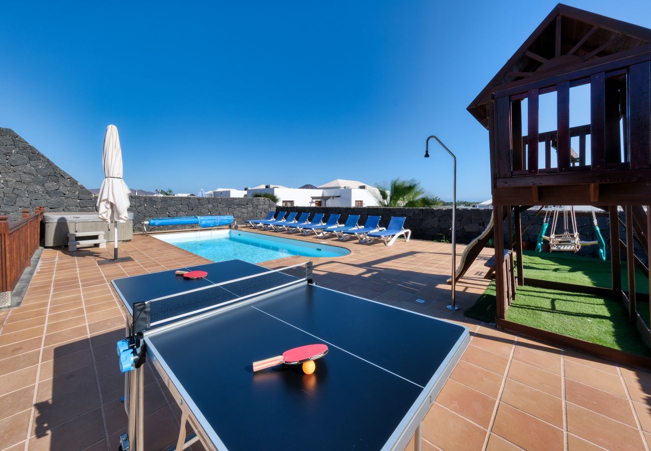 Villa à Playa Blanca - Villa Flavia, piscine privée, jacuzzi, salle de jeux et vue sur la mer. ECO