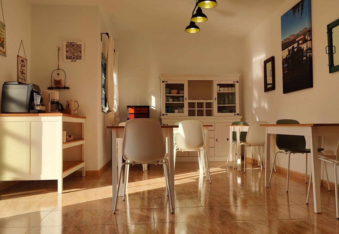 Chambres d'hôtes à Tinajo - Casa NoPasaNada: habitación La Palma con baño privado 