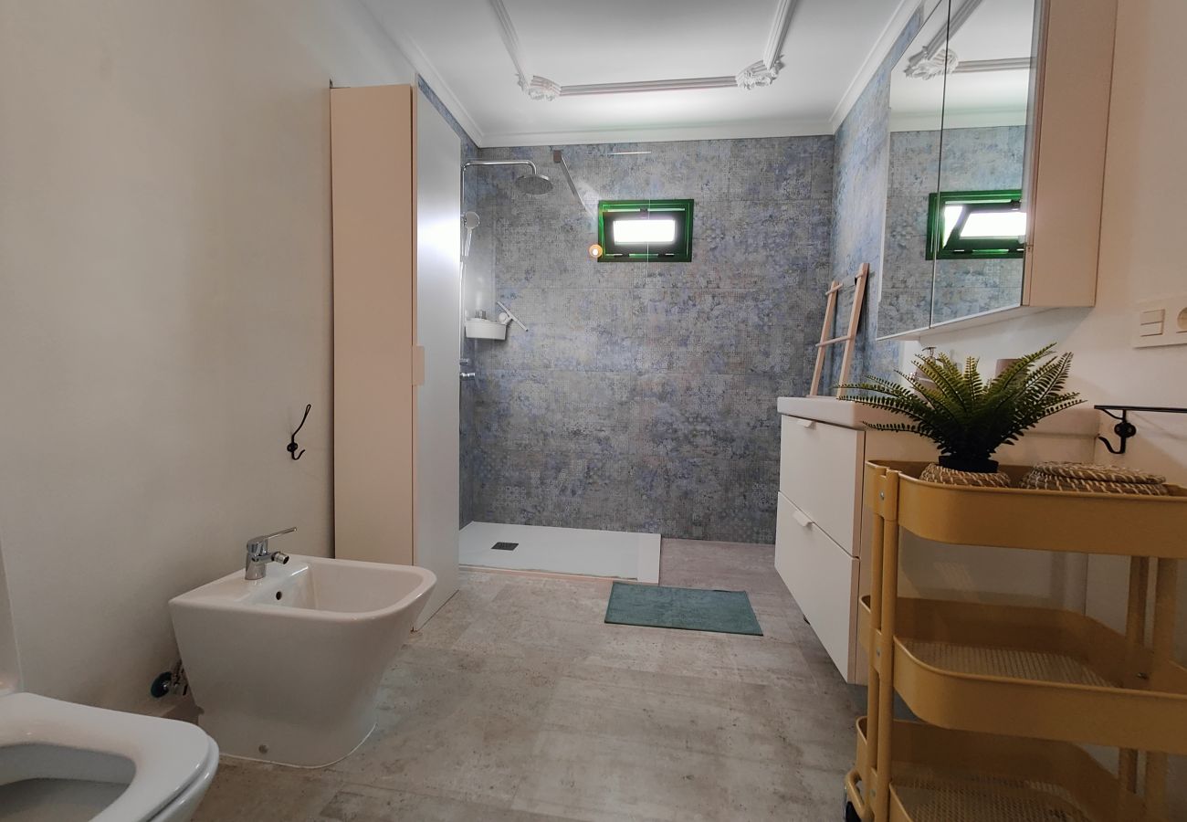 Chambres d'hôtes à Tinajo - Casa NoPasaNada: habitación La Gomera con baño privado exterior